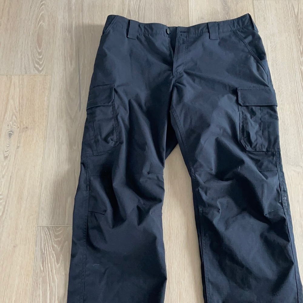 Under Armor black tactical pant ( like brand new) size 38x30